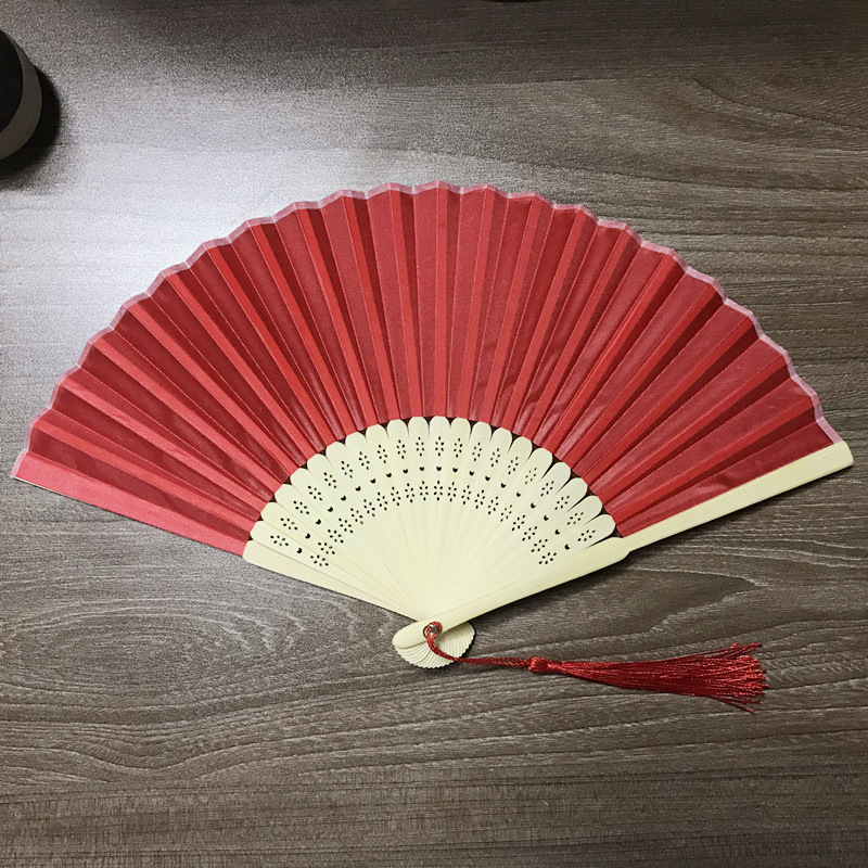 En stock paño llano transfronterizo plegable ventilador de hierro de uñas y borla llanura de la boda plegable ventilador de tela de color caramelo ventilador 15 colores opcionales