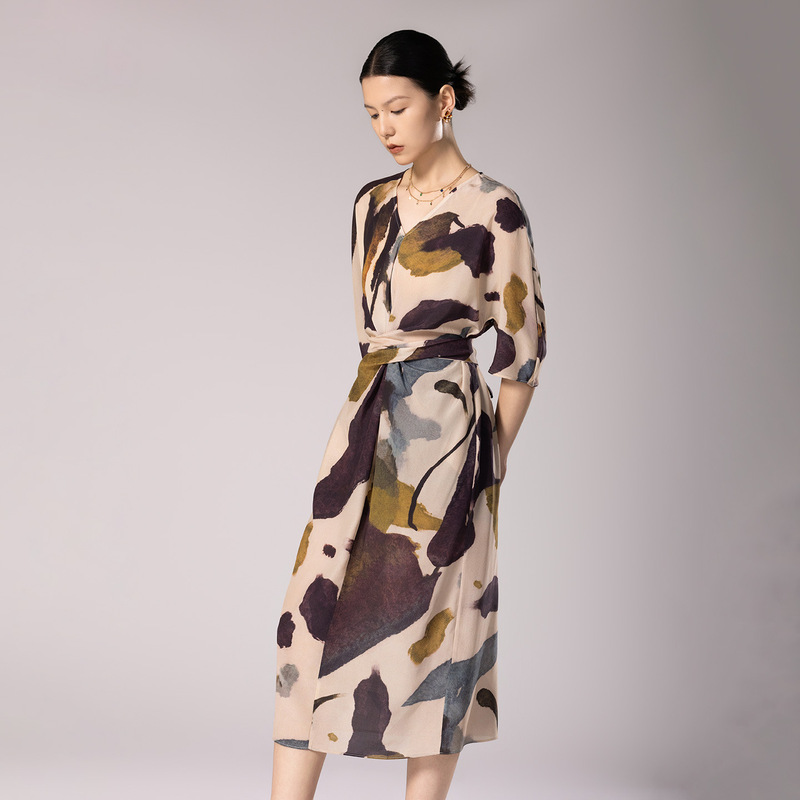Heavyweight Silk, Single-Layer, No Lining! Luxurious Ink-Printed Mulberry Silk Dress with a V-Neck, Mid-Length, Suitable for Work