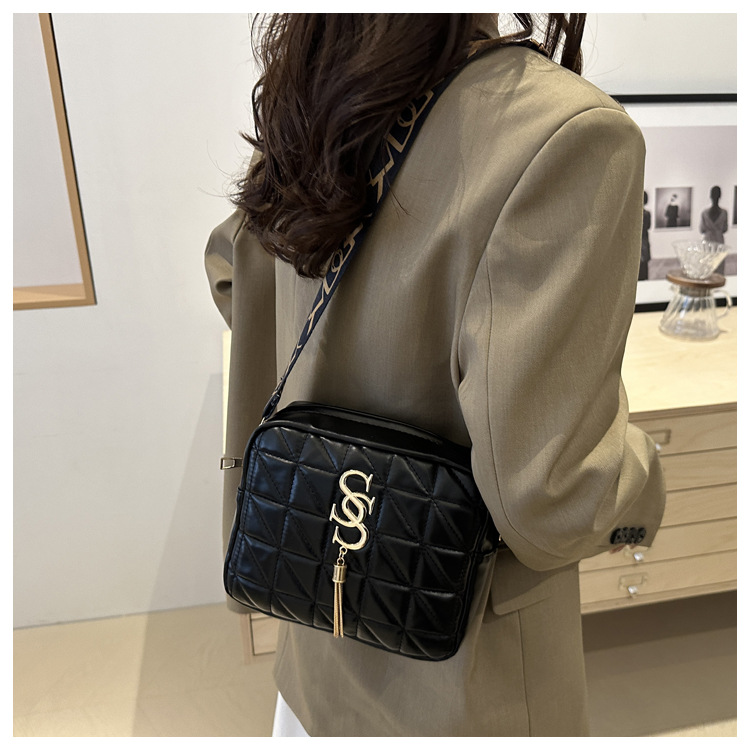 A simple and fashionable single-shoulder women's bag with diamond-shaped embroidery thread in 2024, a fresh and stylish crossbody bag with a trendy and fashionable small square style undefined