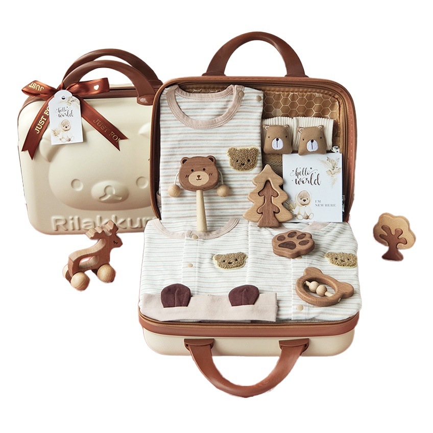 赤ちゃんのギフトボックスのセット男女の赤ちゃんの熊のセットの木のおもちゃの有機の綿のスーツケースの春と秋の冬のプレゼント