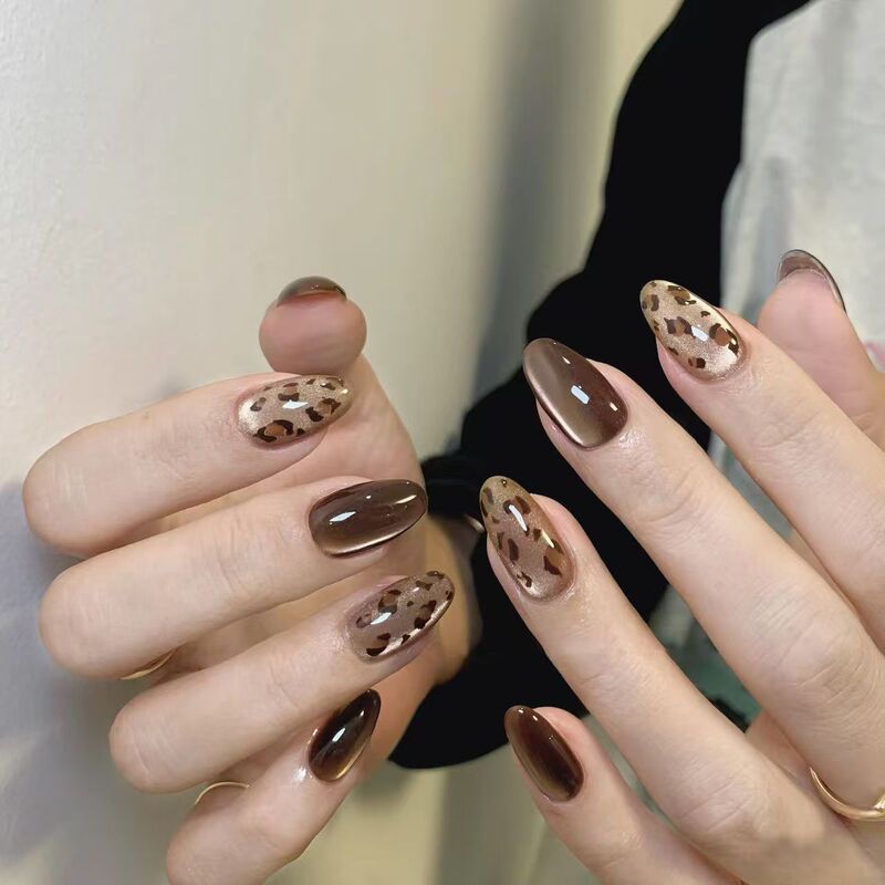 Wearing a Maillard Leopard Print Nail Art Advanced Sense Medium Long Nail Finished White Fake Nail suit Prefabricated Nail