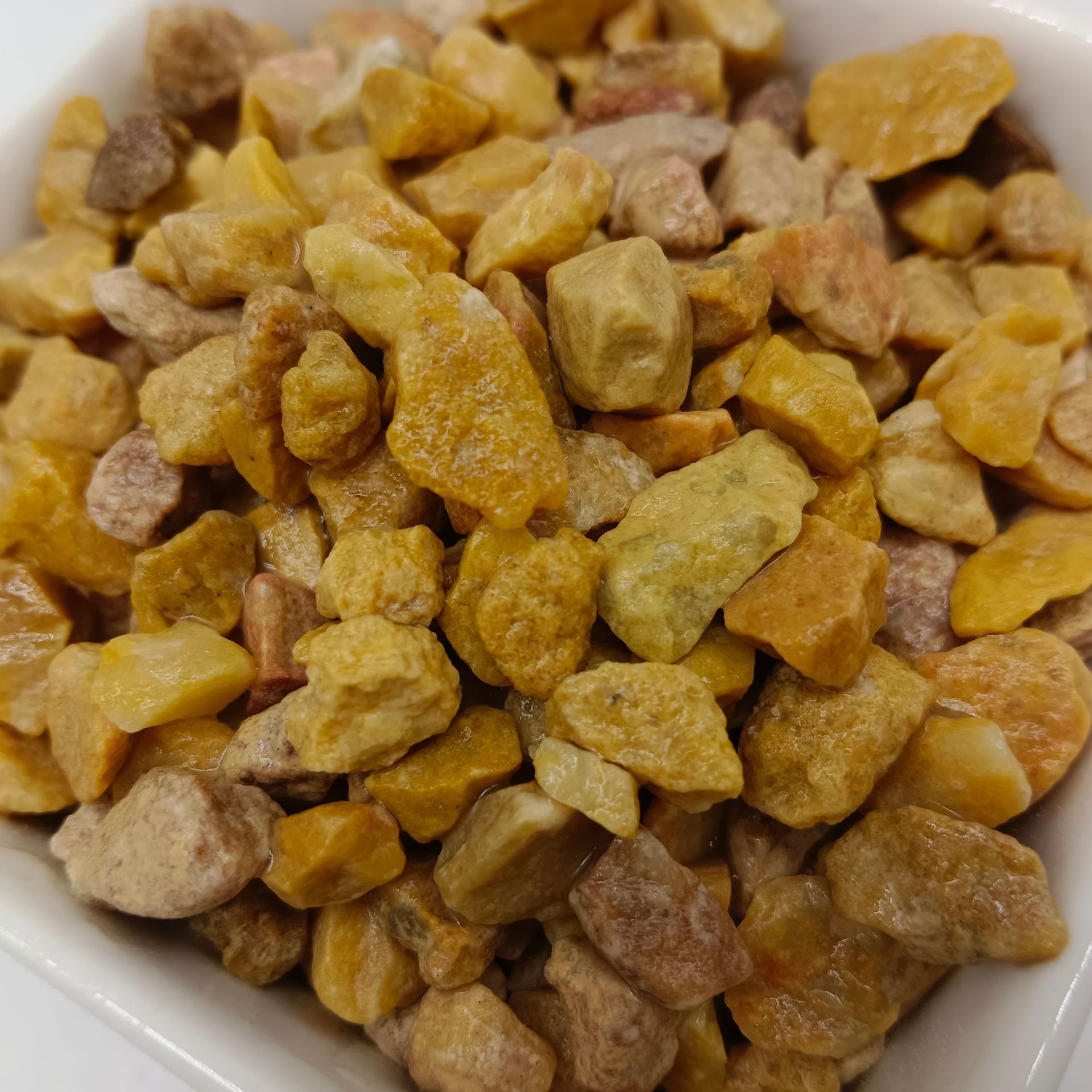 黄色石子园林庭院造景花园铺设铺地用黄砾石透水路面石用黄色石子