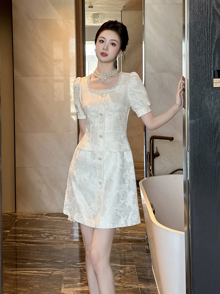 Đầm ngắn tay cổ vuông thắt eo vải satin jacquard thiết kế kiểu Pháp — sâm panh