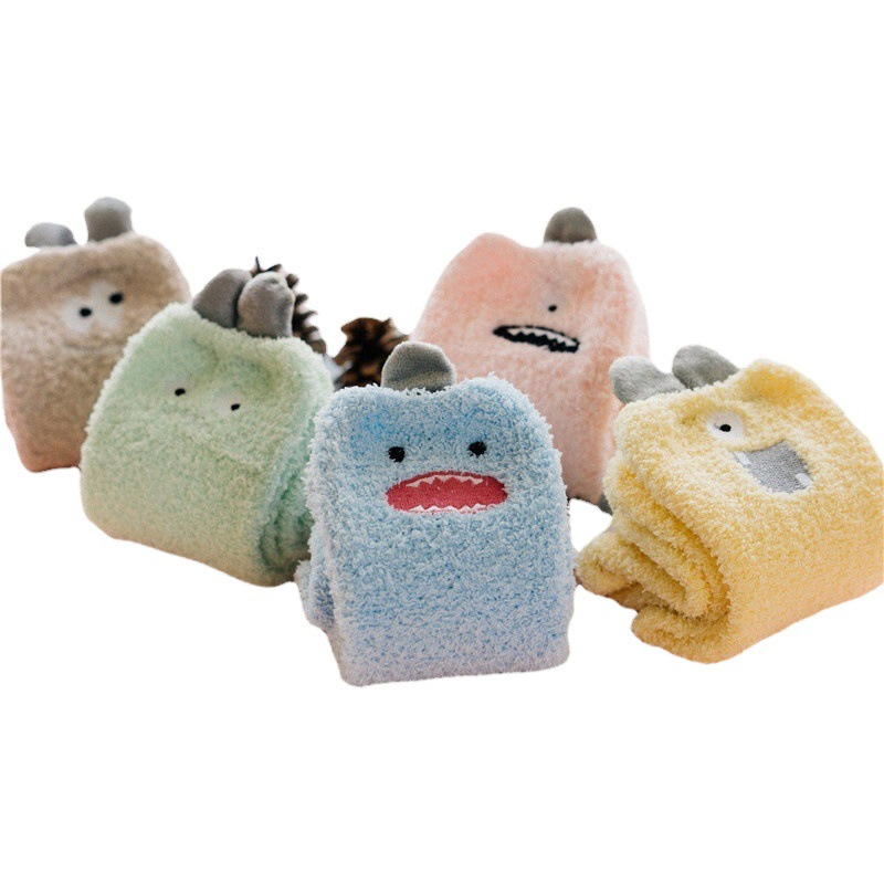 Otoño e invierno de las mujeres lindo monstruo de dibujos animados bordado tridimensional orejas coral polar cálido sueño confinamiento en casa calcetines