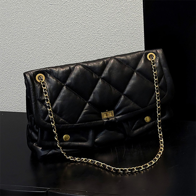 Xiaoxiangfeng Mittelalterliche matte Schultertasche mit zwei Fächern, Rindsleder, Rautenmuster und Kette, großes Fassungsvermögen_voghion.com