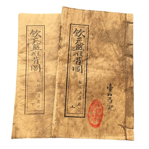 Selling second-hand antiques, vintage curios, and replica ancient Chinese books on stalls, including antique-style props and collectibles for film and television sets.