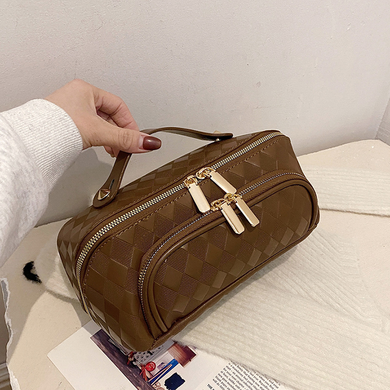 Nuevos bolsos de maquillaje transfronterizos pu-rango de nicho de moda de gran capacidad para mujeres bolsas de almacenamiento portátiles de viajes en línea bolsa de lavado roja