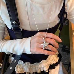 シルバーラブスターペンダントネックレス女性用ニッチハイエンド多用途セーターチェーンプルアウトロングアクセサリー