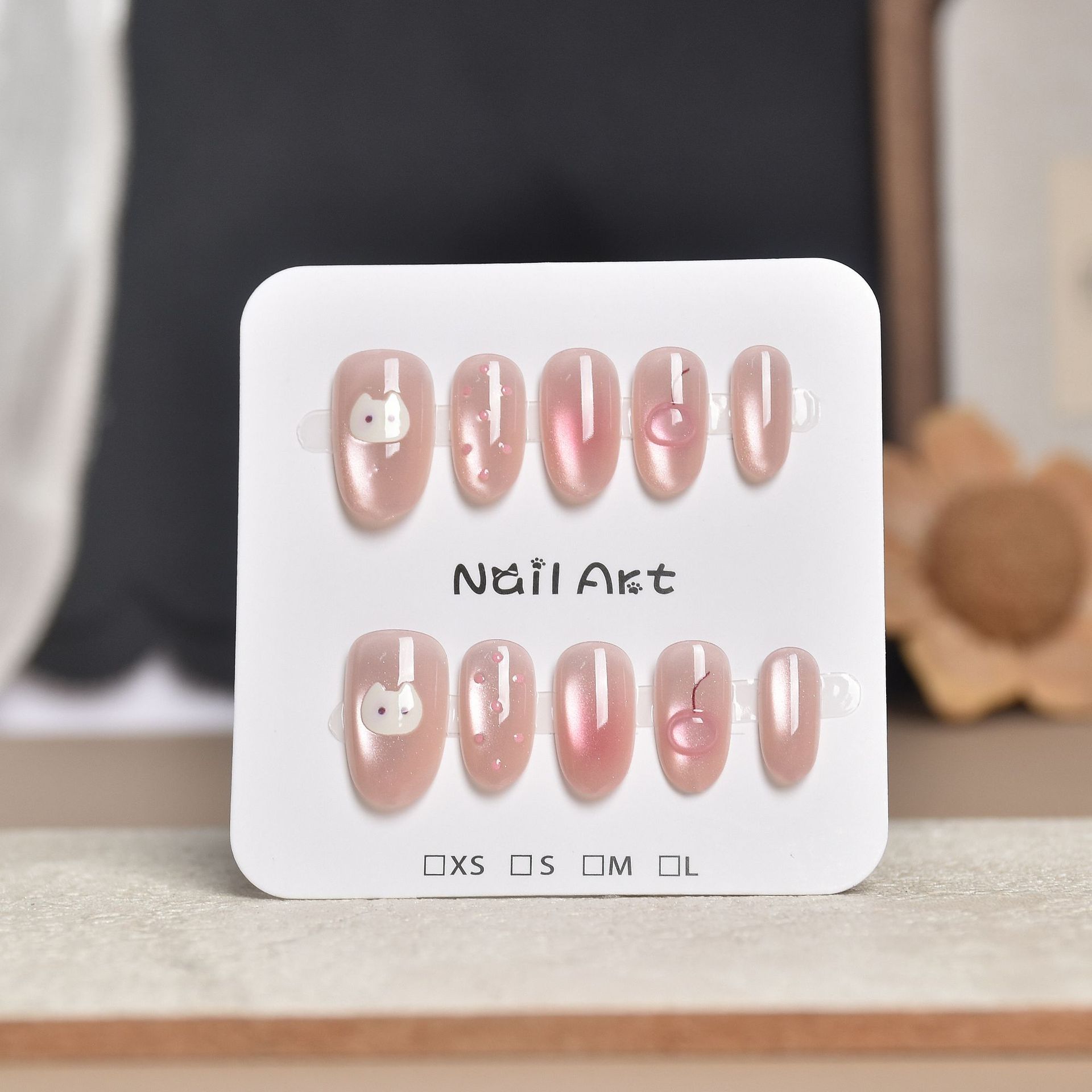Uñas postizas francesas con diseño floral dorado, estilo ojo de gato, cortas y desmontables, producto de alta gama para arte de uñas 2026.