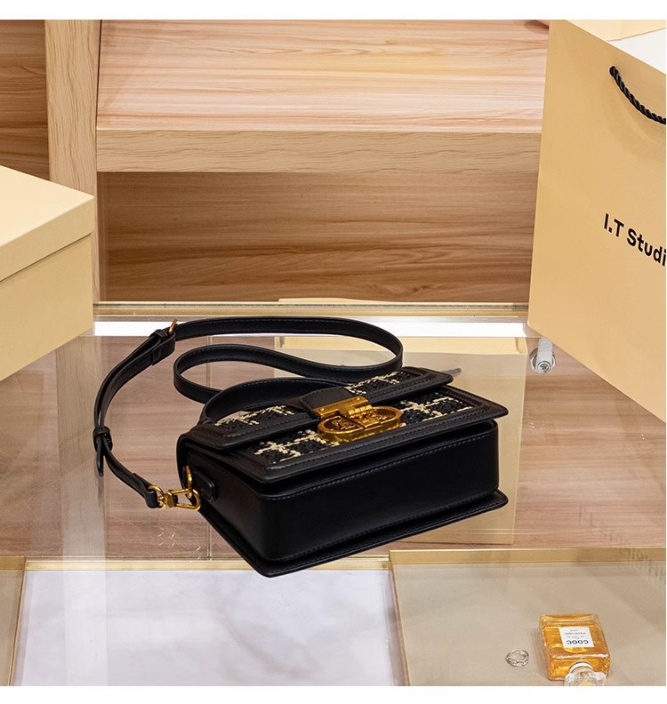 Túi xách tay da cổ điển vuông nhỏ phong cách Chanel, quai xách tay và đeo chéo — Màu đen w chi tiết 12