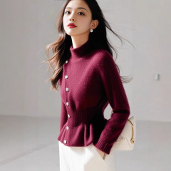 いちご色の丸襟の女性の冬の新しいフランスの雰囲気感がとてもきれいな上着は腰のニット服を収めている