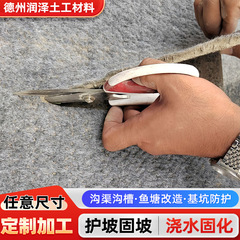 水をかけてセメントの絨毯を固化します。新型の複合コンクリートは水をかけて固化します。