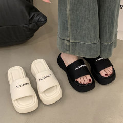 厚い底の高くなるサンダルの女性の夏の外は2025年の新型のファッションを着てスカートを配合します。