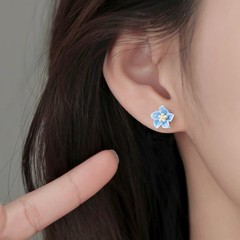 S925純銀の青い花のイヤリングの女性の軽い豪華な森系のツバキの花の小さい大衆の設計の高級感の耳のアクセサリーの卸売り