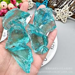 青い海の青い瑠璃の原石を卸売りします。青い水晶の原石の青いガラスの装飾をまねます。