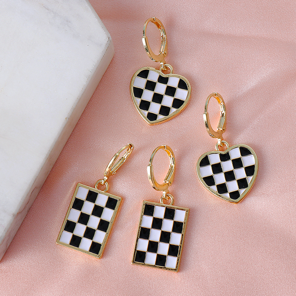 New Korean Version Of Black White Grid Heart-shaped Geometric Earrings display picture 3