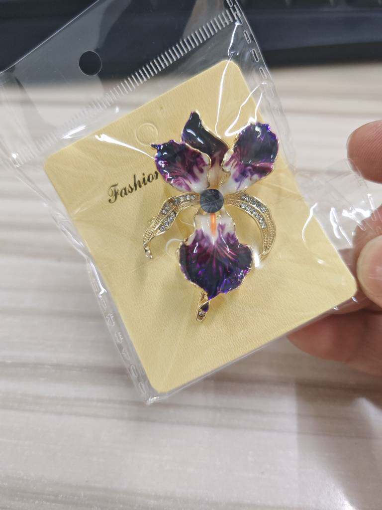 Cross-Border French Light Luxury Enamel Iris Brooch for Women, High-End Floral Pin with Micro-Inlaid Zircon Brooch Accessory