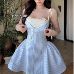 純欲風ブルーストライプストラップワンピース女春夏偽二枚レースはウエストa字の短いスカートをつなぎ合わせます。