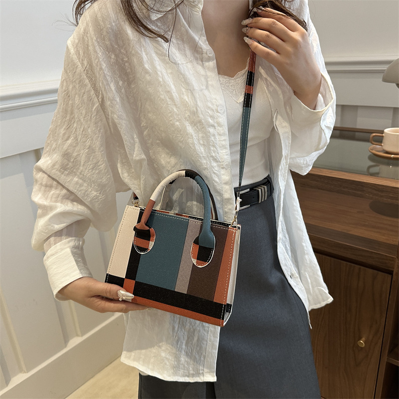 Bolso de diseño de nicho de alto nivel para mujeres 2024 nueva moda versátil bolso de hombro portátil cuadrado pequeño