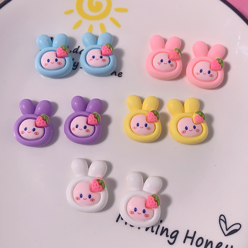 Ventas calientes de dibujos animados de fresa piezas de resina diy crema pegamento caja de teléfono móvil accesorios para el cabello clip de cabello botones de zapatos materiales hechos a mano