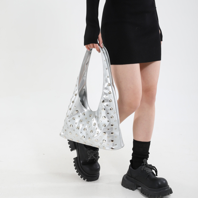Borsa a tracolla a pois con borchie, borsa a secchiello donna_voghion.com