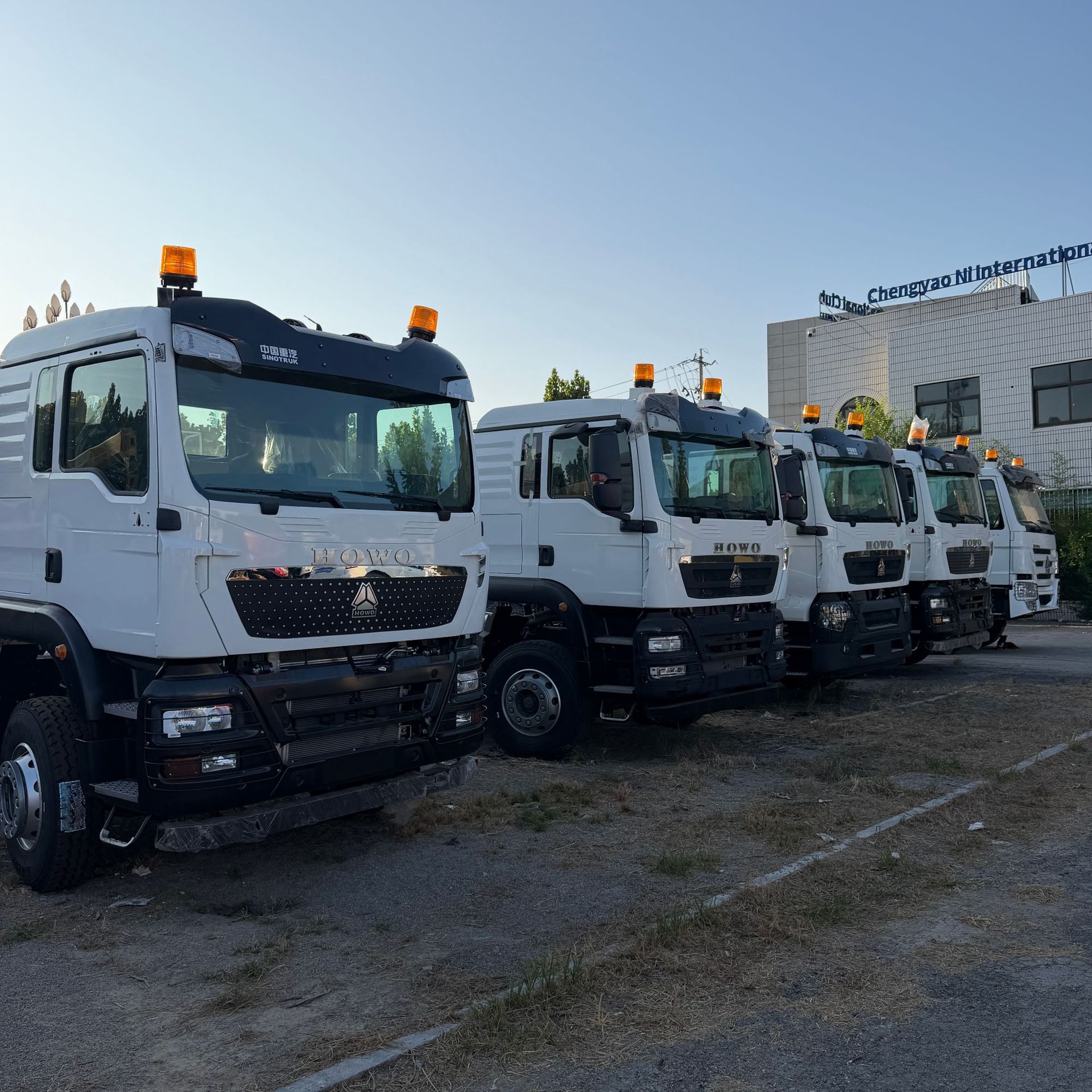 Exporting heavy-duty HOWO TX6X4 tractor head, HOWO tractor, semi-trailer, 440 horsepower towing unit