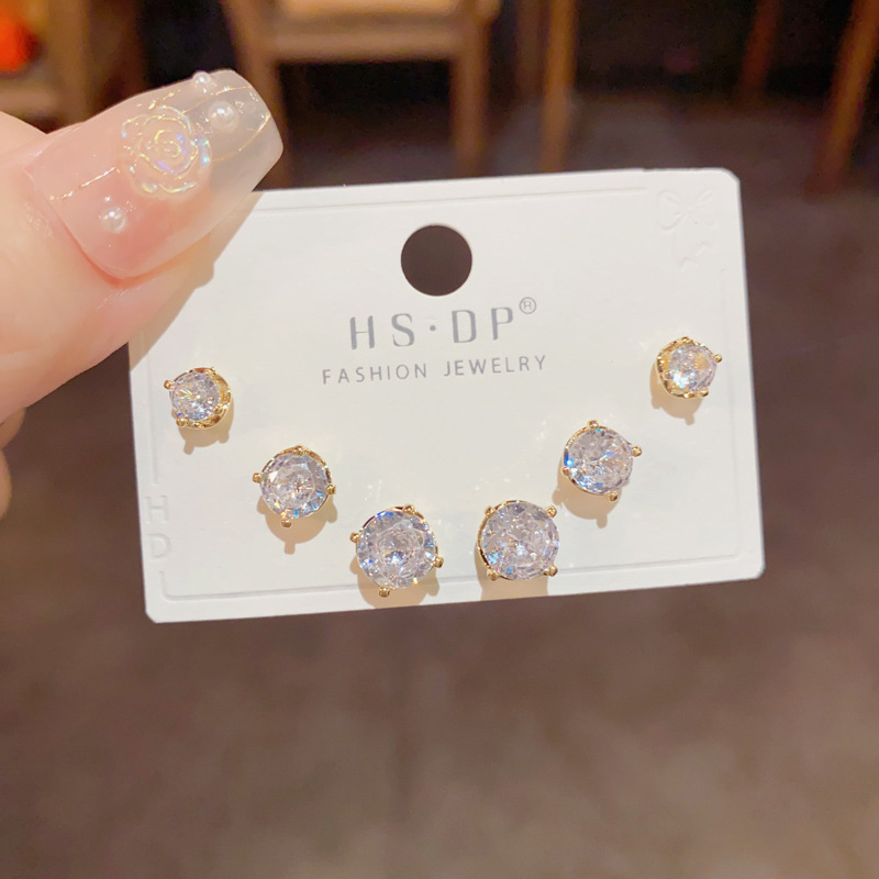 S925 aguja de plata micro incrustaciones de circón pendientes cortos pendientes de pelo corto japonés y coreano elegante todo-fósforo simple conjunto de tres piezas pendientes para las mujeres