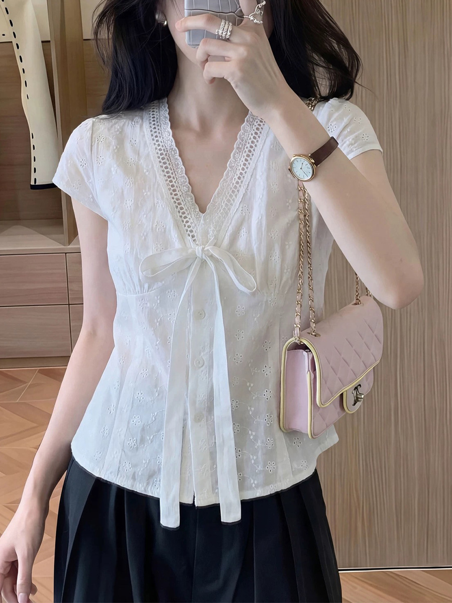 Áo sơ mi nữ cổ chữ V thêu hoa tay ngắn kèm thắt lưng — màu trắng