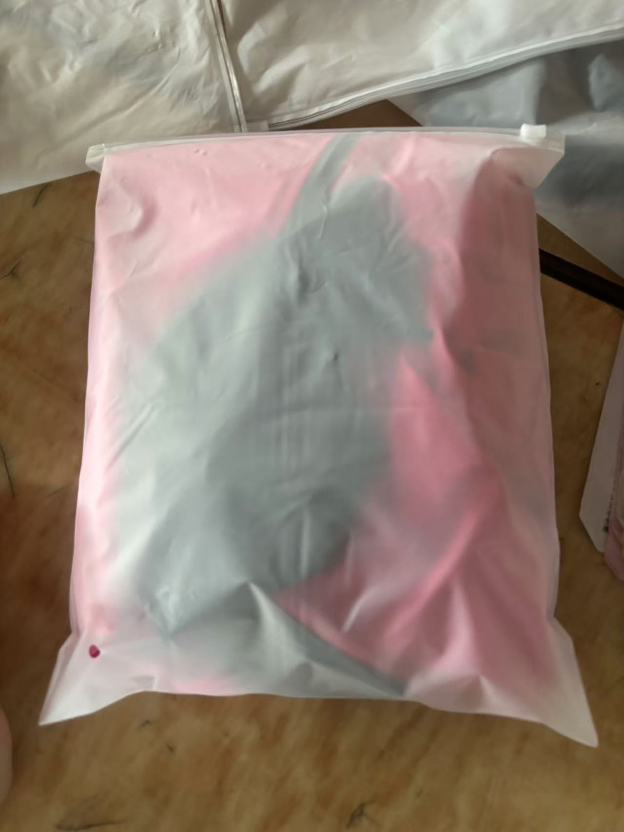 Одежда розово-красного цвета + пояс + перчатки.