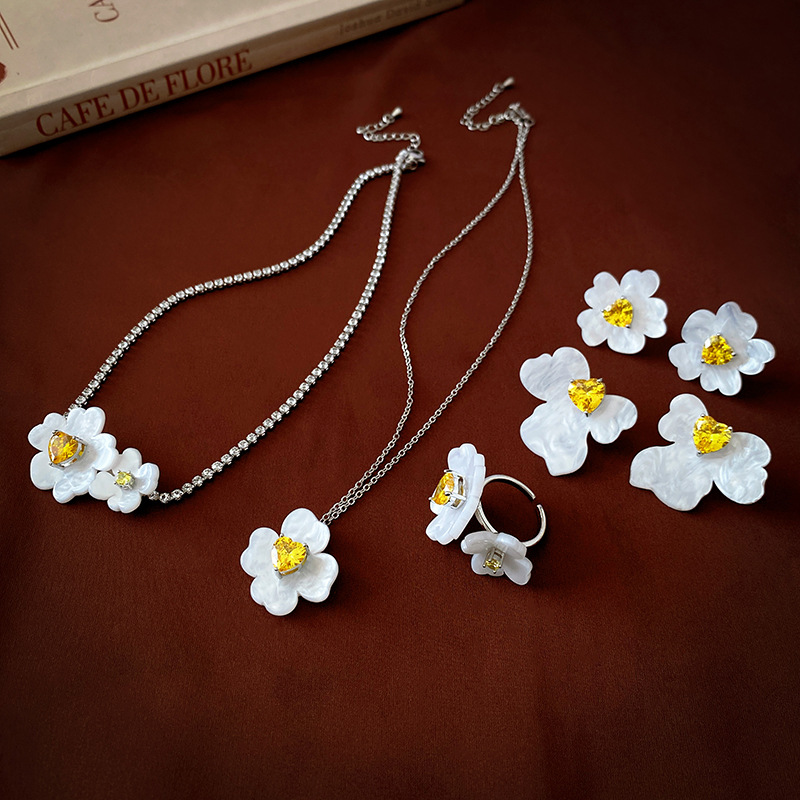 Cute acrylic small fresh elegant earrings with zircon