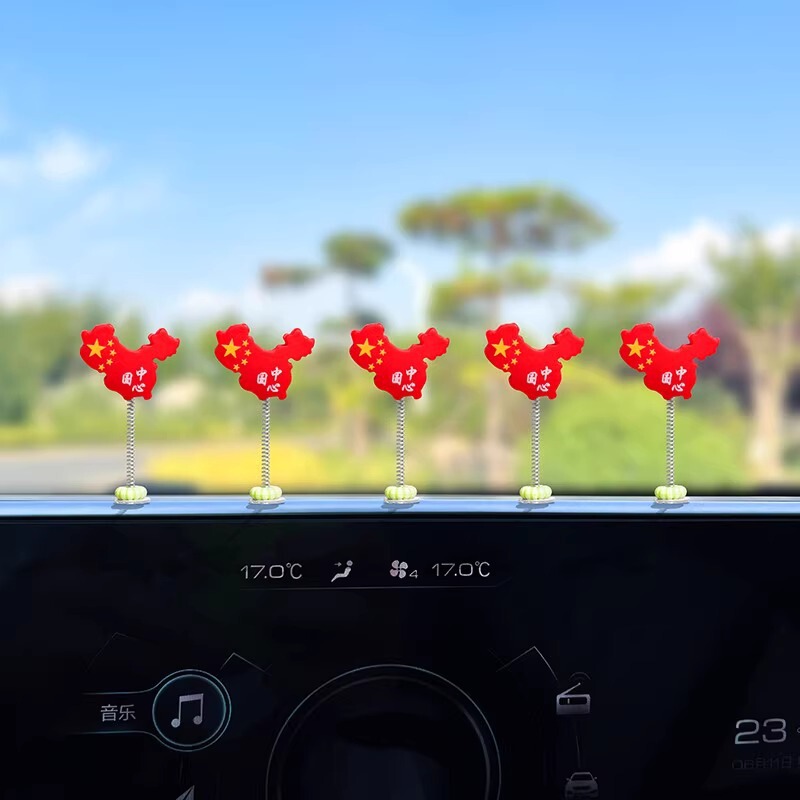 かわいい車の国旗の装飾は首を横に振って赤い旗を飾って自動車の装飾用品の助手席のバックミラーの車内の装飾品を並べます。|undefined