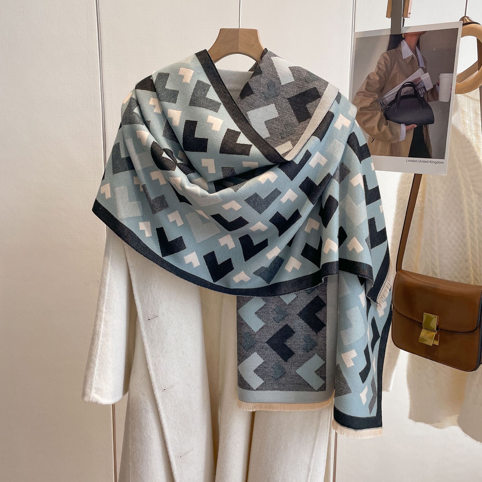 Otoño e Invierno nuevas letras geométricas bufanda de Cachemira de las mujeres de moda estilo étnico mantón del Cabo bufanda de borla caliente