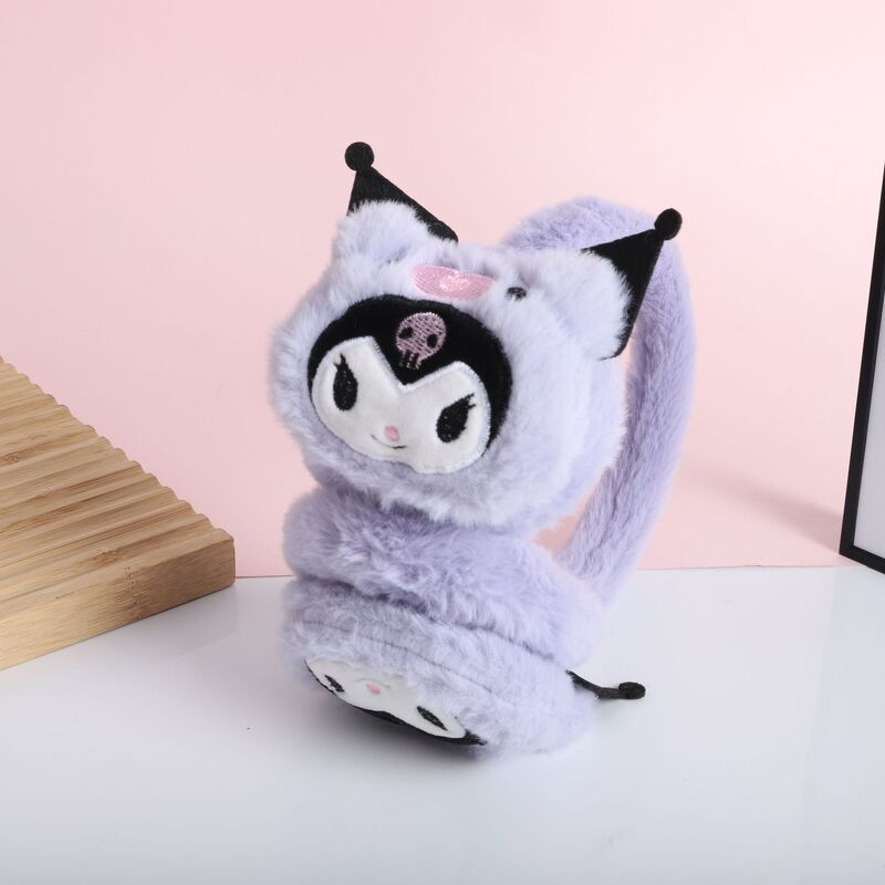 冬の日本のアニメのぬいぐるみの耳カバーの子供は耳を大切にします。|undefined