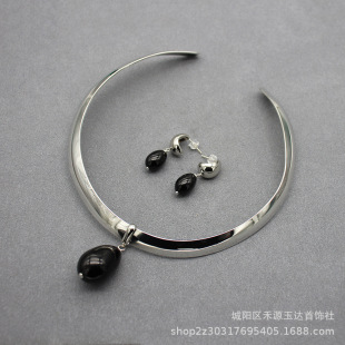 2024 Winter New Obsidian Pendant Collar Female Niche Design High Sense Simple Elegant All-match Collar