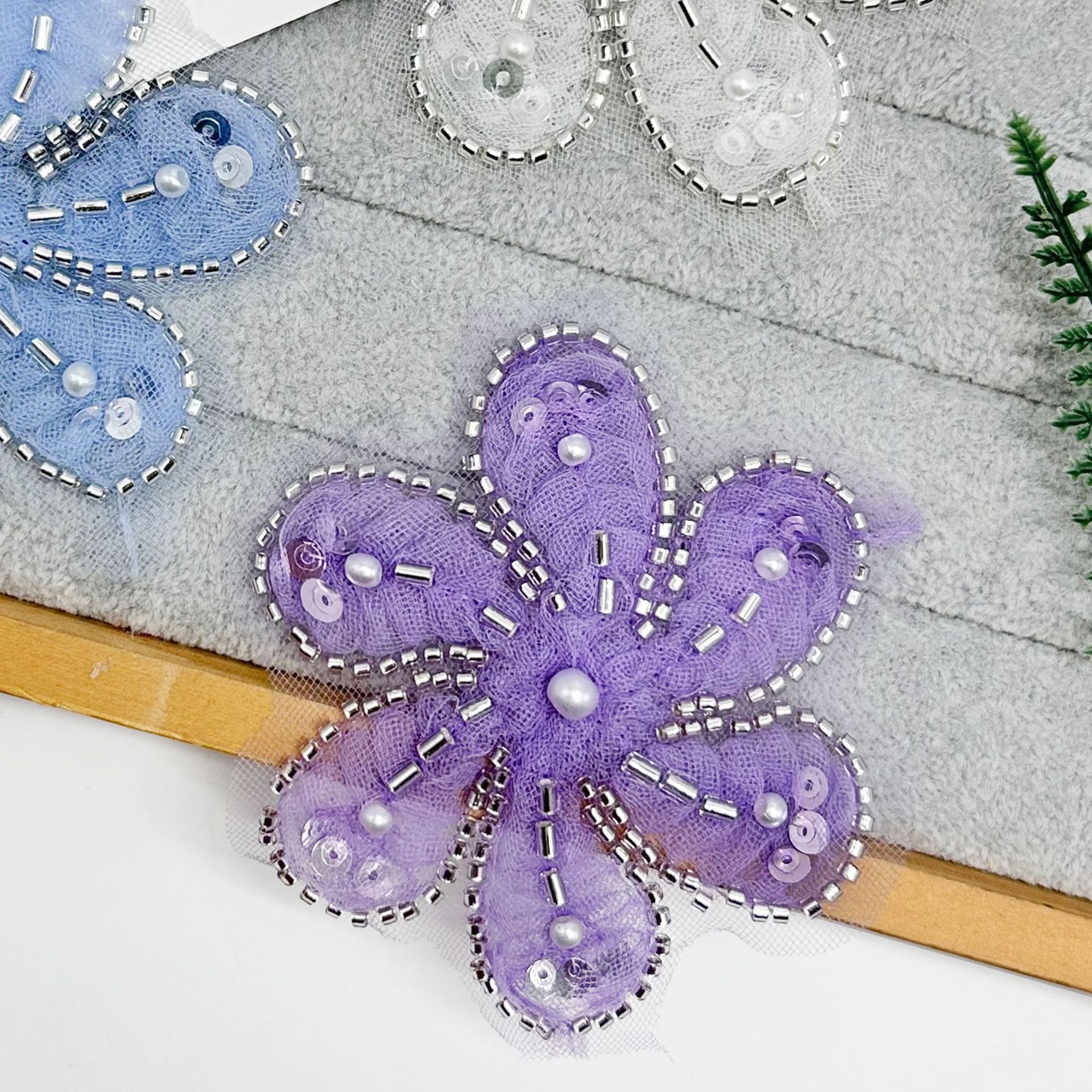 Pequeñas flores de clavos de cuentas bordadas parches dulces de novia multicolor zapatos sombreros ropa infantil plumón accesorios de decoración image 4