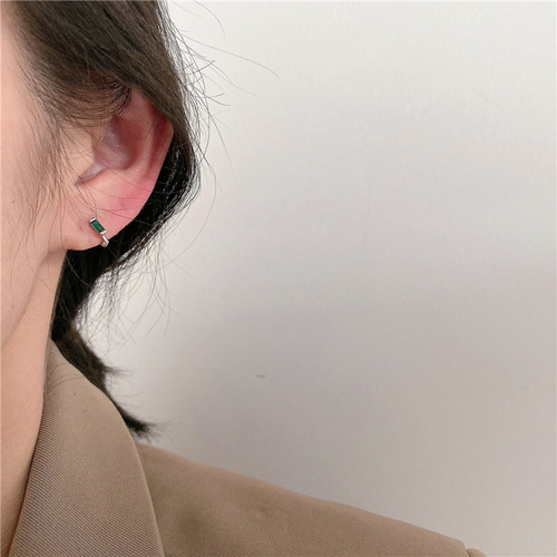 Sleeping without removing emerald cubic stud earrings, simple and elegant, ear bone nourishing ultra mini Japanese style earrings for women
