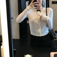 ウールの小さいニットの短いタイプはやせている薄いニットのセーターです。