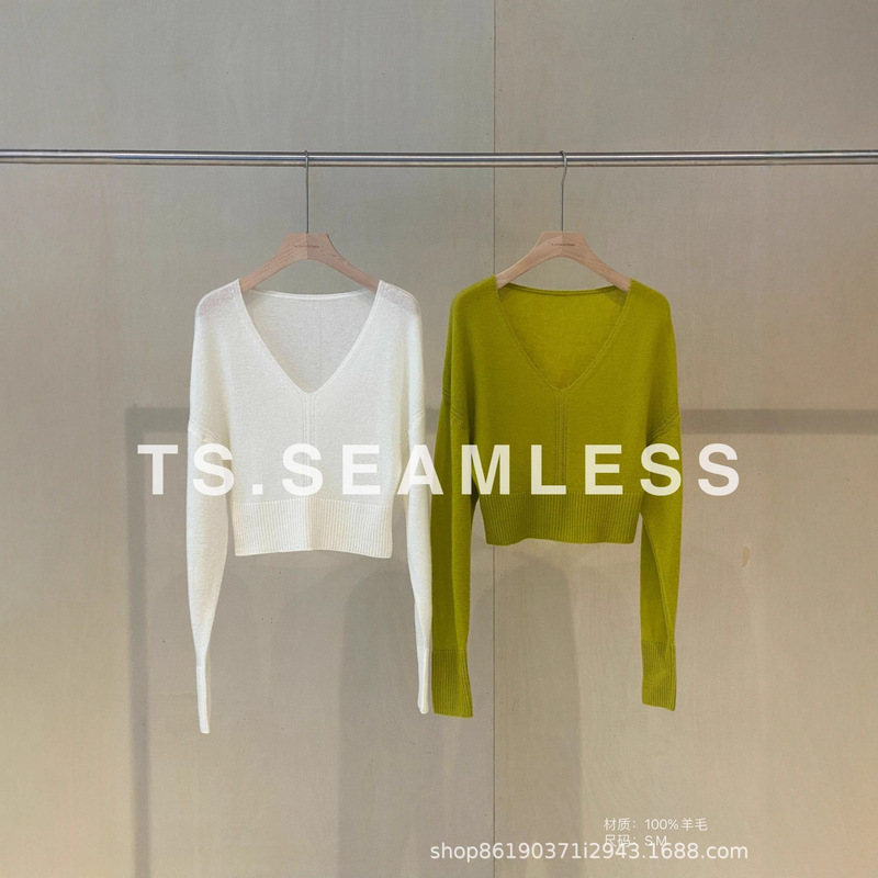 Ts.Seamless 100% Wool Large V Neck Top N162