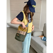 冬季新款巴恩风水桶包时尚毛绒拼接撞色圆桶包大容量单肩斜挎包女