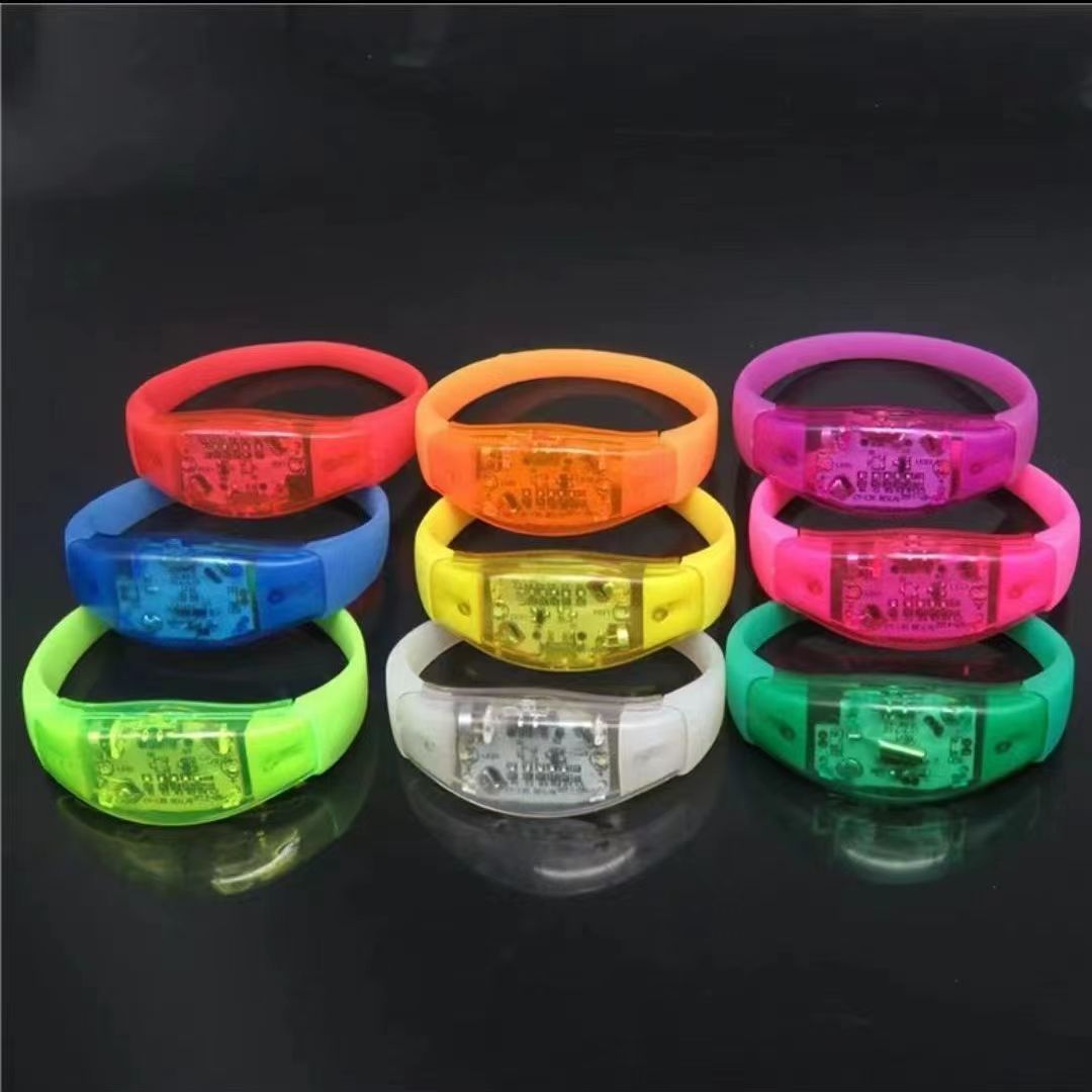 pulsera luminosa de silicona botón luminoso LED nocturna con bolsillos de mano de concierto proveedor de props al por mayor