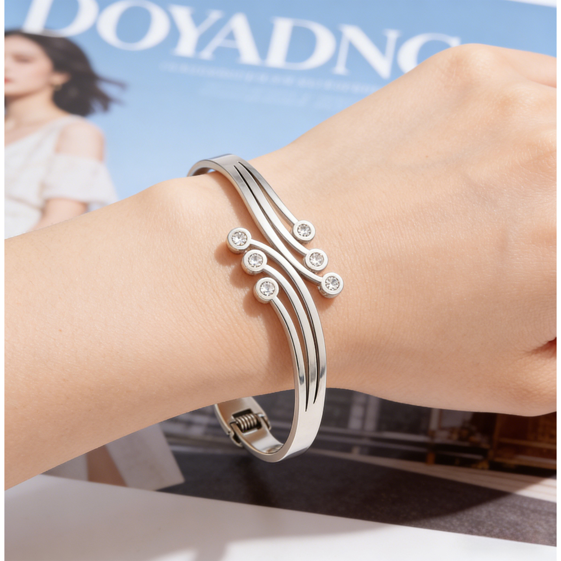 Brazalete de acero de titanio para mujeres de alta calidad brilla de diamante brazalete de apertura diseño de personalidad de acero de titanio no desvanecer brazalete de joyería image 7