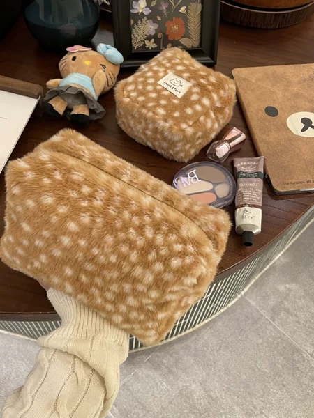 New Cosmetic Bag for Autumn and Winter, Large Capacity, Versatile, Portable for Outings, Polaroid Storage, Deer Plush Coin Purse