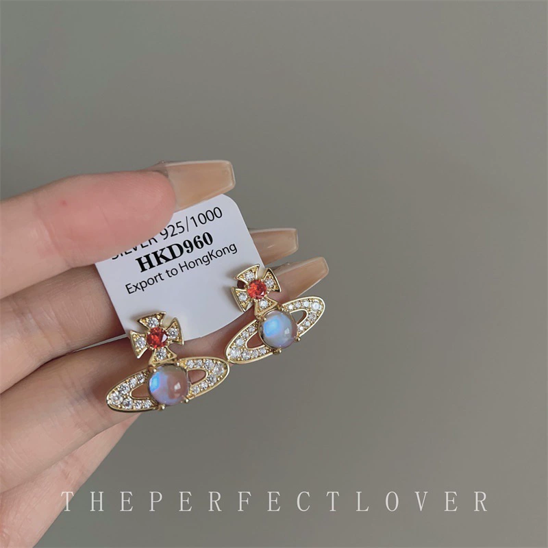 Маленькие серьги, дизайнерский цирконий, легкая роскошь, яркий запоминающийся стиль, высококачественный стиль, тренд сезона