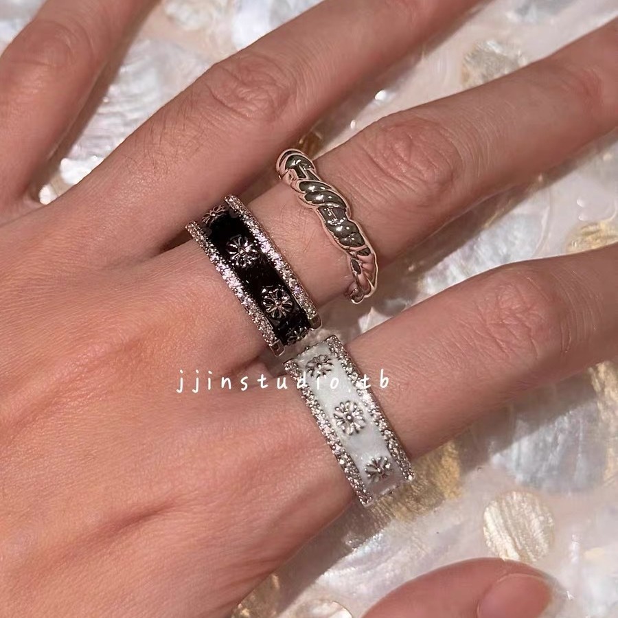 Elegant universal sophisticated design ring for men and women with zircon, bright catchy style, high-quality style, trend of season