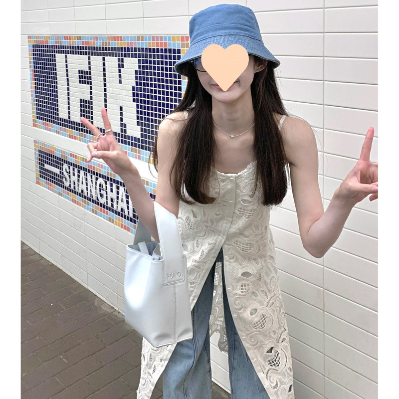 白いデザイン感の透かし彫りのサスペンダーのワンピースの女性の夏の2025年の新型の潮は重ねてシックな字のスカートのロングスカートを着ます。|undefined
