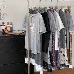 夏のパジャマの女性は綿の半袖のズボンをまねています。
