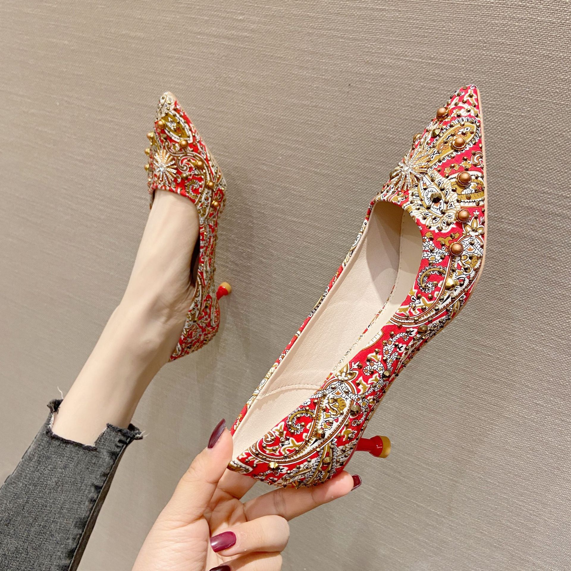 Zapatos de boda zapatos de punta puntiaguda para mujer 2022 nuevos tacones de aguja chinos tacones altos diamantes de imitación Xiuhe zapatos de novia remaches 19