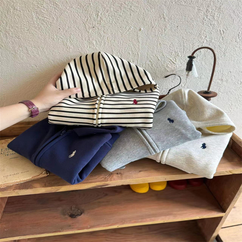 Qian Qi niños otoño y invierno sudadera coreana encapuchada bebé invierno cardigan de color sólido y abrigo de aire extranjero para niños