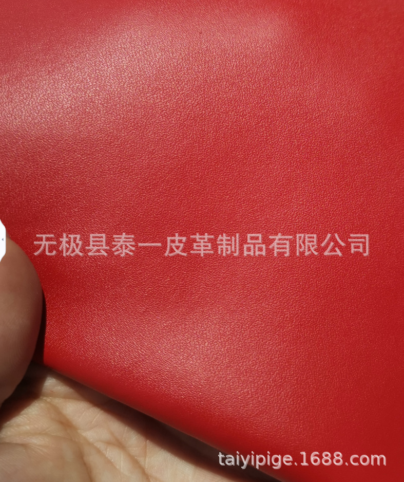 牛皮红色平纹100纹箱包革，厚度1.2-1.4-1.6-1.8，其他颜色可来样