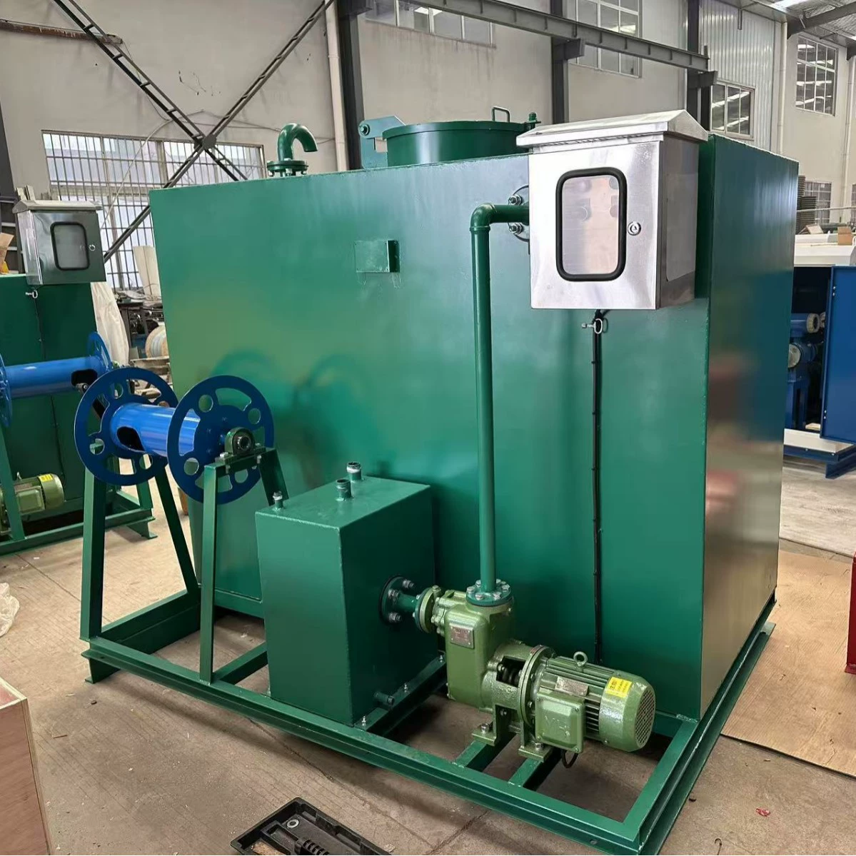 Интегрированное устройство для подъема и приема сточных вод на доке, танк для морских нефтесточных вод с мониторингом расхода